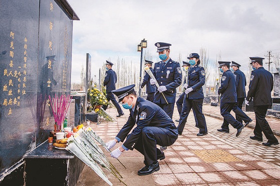 民警向烈士敬献花